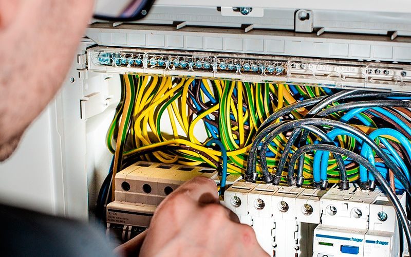 servicio-urgente-24-horas-electricistas